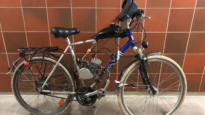 15-Jähriger rüstet sein Fahrrad mit einem Verbrennungsmotor auf: Die Polizei ist erstaunt über die ungewöhnliche Modifikation.